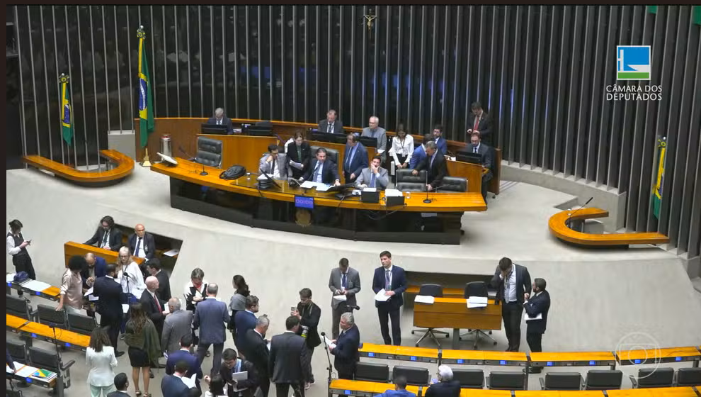 Câmara aprova projeto que libera disparo em massa de mensagens de candidatos nas eleições — Foto: Jornal Nacional/ Reprodução
